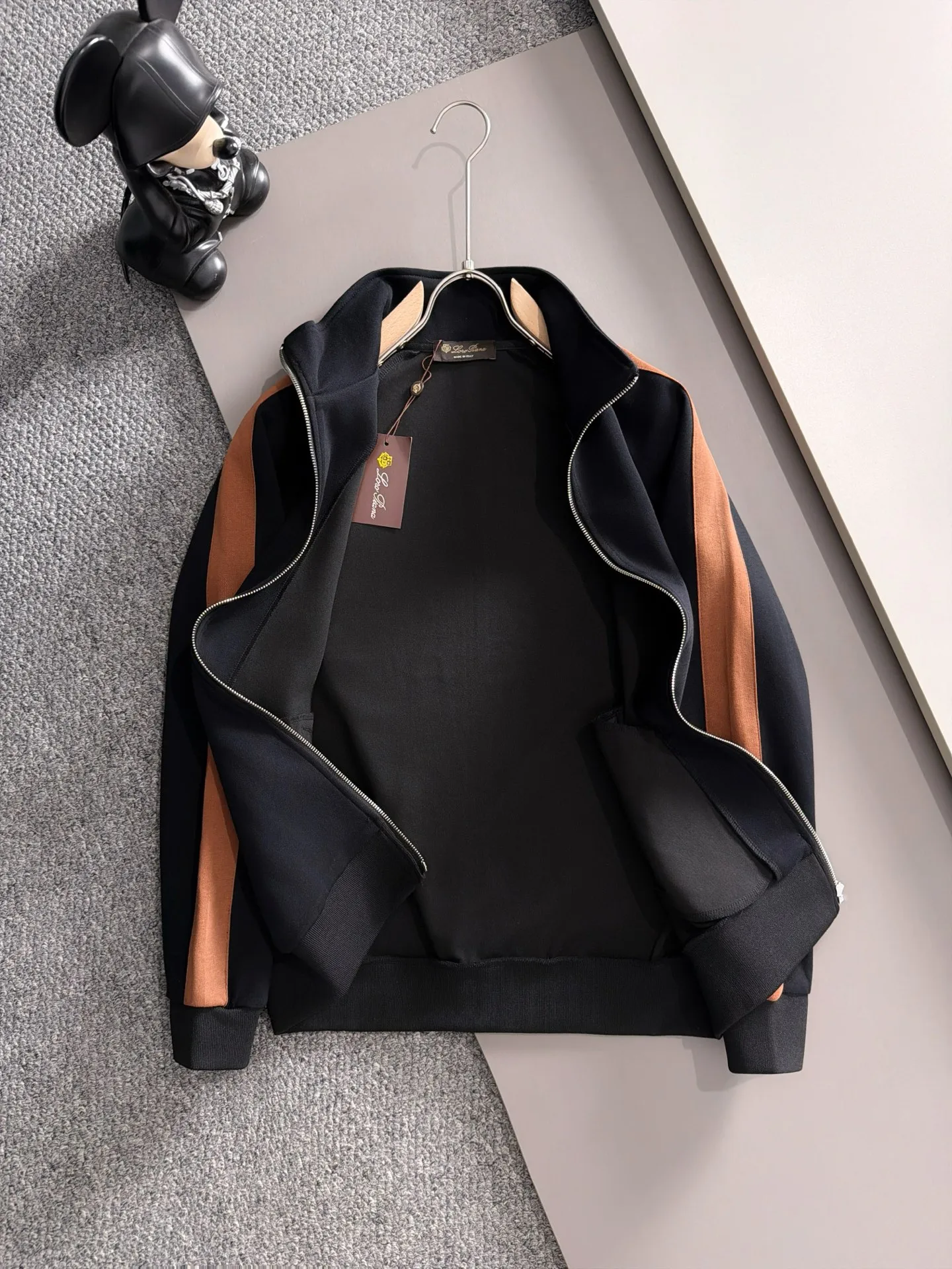 🛫🛫🛫High version Loro Piana 26ss customized top-quality fabric new jacket casual pants, ribbon letter embroidery stitching new show products‼ The product is in perfect condition, comfortable and warm, complete with three labels, full and attractive color, very outstanding design, customized hardware accessories can easily enhance the fashion sense, the workmanship is extremely elegant and rigorous, and the wiring is neat and meticulous! A masterpiece from a famous designer! The upper body does not look bloated and is super handsome! Sizes：M～XXXL